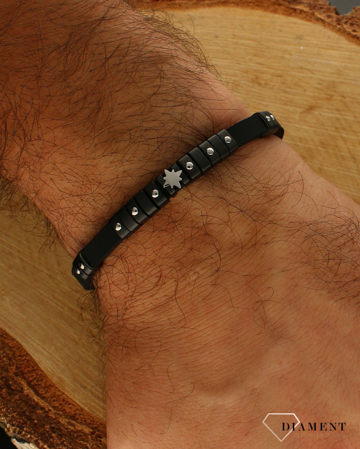 Bransoletka męska Nomination City z różą wiatrów 028814 014. Czerń pasuje do każdego koloru, tak więc bransoletka jest poprzez swój kolor uniwersalna i bardzo praktyczna (2).jpg